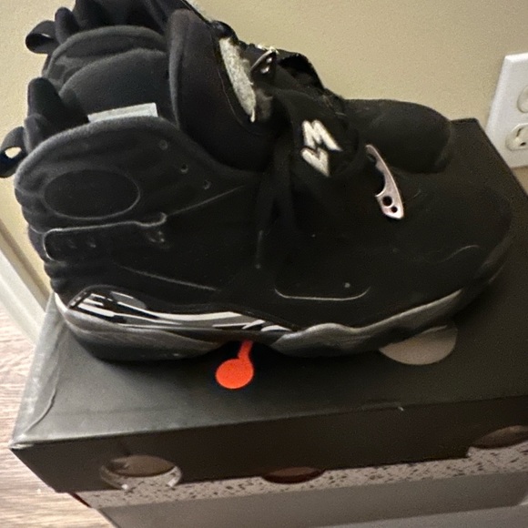 Chrome 8 Jordan’s Size 8 gently used - Picture 3 of 5